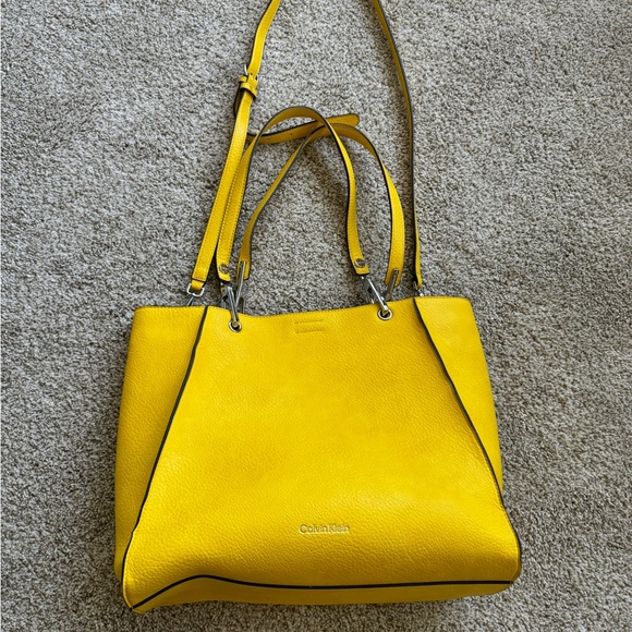 Calvin Klein crossbody/shoulder bag. Perfect for summer. - Picture 5 of 8